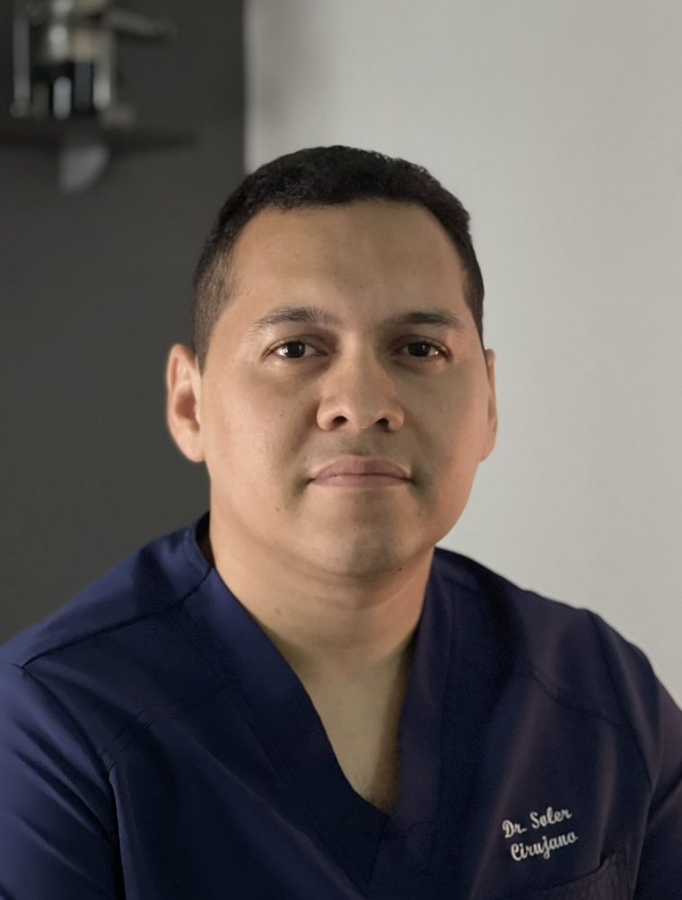Dr. Omar Soler, cirujano general FACS, en su consultorio del Hospital CEMESA